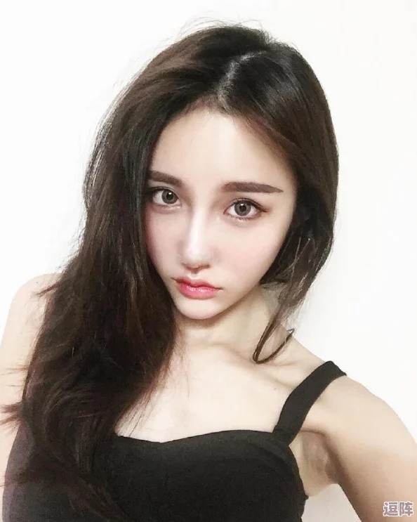 美女露100%：展现自信与魅力，打破传统审美界限，让人们重新思考美的定义与表达方式