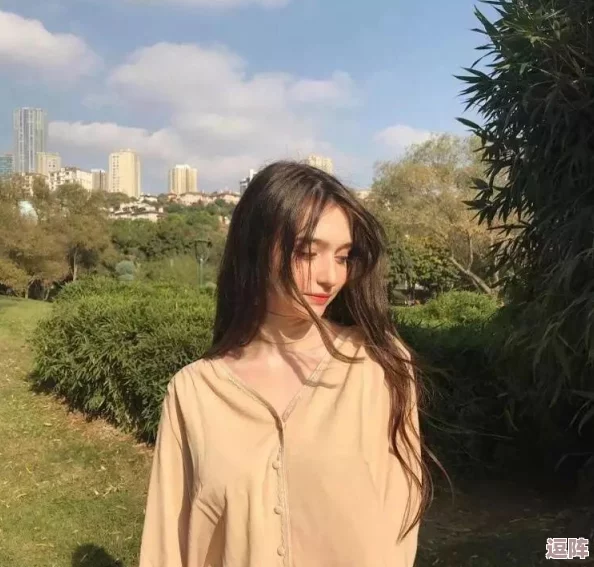 真人实拍女处破bxbx，展现真实生活中的女性故事与情感深度，引发观众对社会话题的思考与讨论
